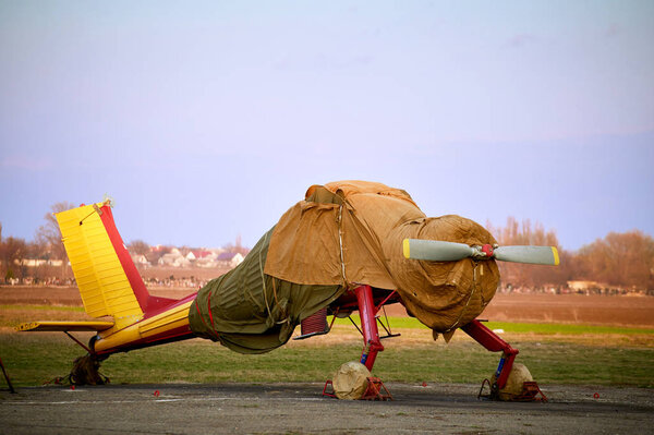 Небольшой самолет без крыльев на стоянке аэродрома
