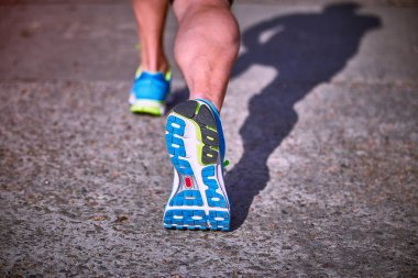 Açık havada spor ayakkabı içinde çalışan closeup atlet ayak.