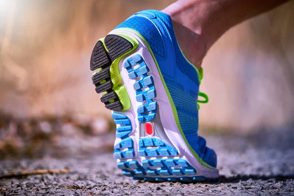 Pie primer plano atleta corriendo en zapatillas al aire libre . — Foto de Stock