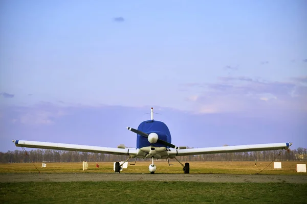 Malá letadla na parkovišti letiště. — Stock fotografie