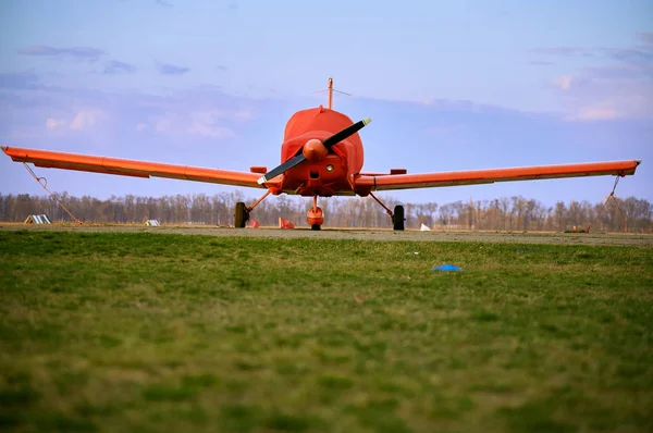 Kleinflugzeuge auf dem Parkplatz des Flugplatzes. — Stockfoto