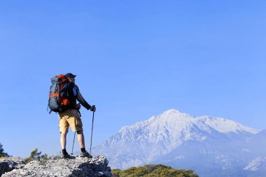 Güneşli bir yaz aylarında dağlarda hiking.