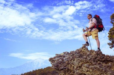 Güneşli bir yaz aylarında dağlarda hiking.