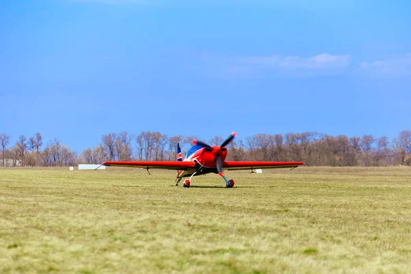 Ein Sportflugzeug auf einem Feldweg an einem sonnigen Tag. — Stockfoto