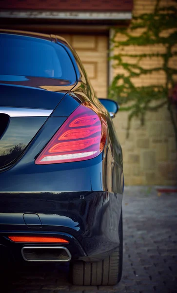 Rear light on a modern black car with reflection. — Stock Photo, Image