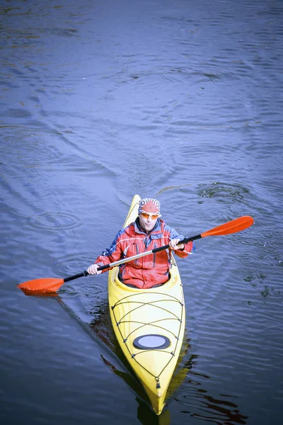 Mit dem Kajak auf dem Fluss an einem sonnigen Tag. — Stockfoto