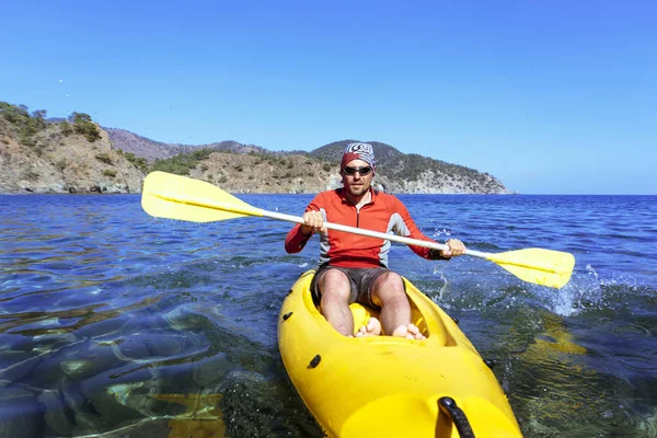 Voyage en kayak de mer par une journée ensoleillée . — Photo