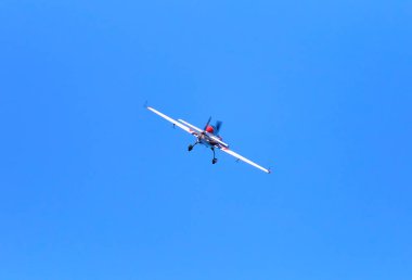 Bir spor turboprop uçak uçuş mavi gökyüzü.