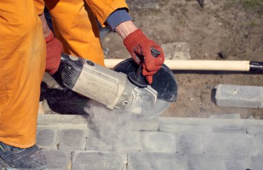 Bloklar üzerinde yol bölümüne yol kaplamaları inşaatı.