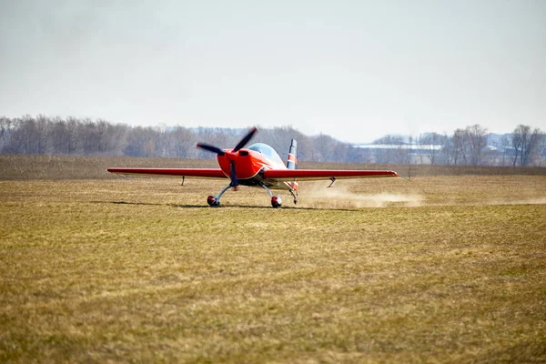 Sportflugzeug flugbereit an einem sonnigen Tag. — Stockfoto