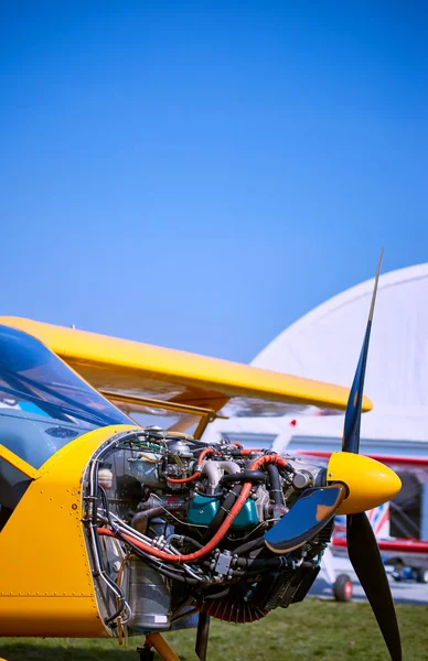 Un avión amarillo brillante en un servicio en un día soleado . — Foto de Stock