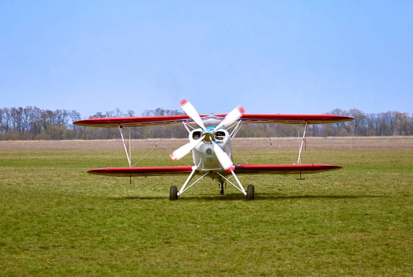 Ett sportflygplan på en grusväg en solig dag. — Stockfoto