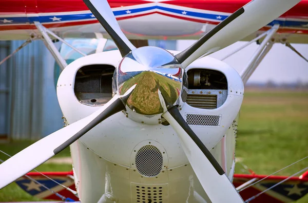 Sportflugzeug flugbereit an einem sonnigen Tag. — Stockfoto