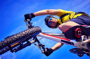 Güneşli bir yaz aylarında dağlara yolculuk eden bir bisikletçi