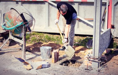Beton çit temeli üzerine bir karıştırıcı ile dökme..