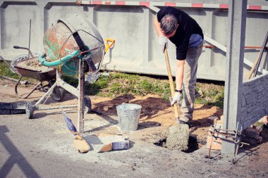 Beton çit temeli üzerine bir karıştırıcı ile dökme..