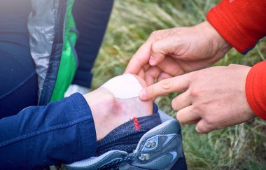 Köşedeki kıza yardım dağlarda hiking.