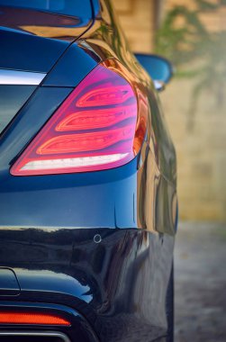 Arka ışık yansıması ile modern bir siyah araba.