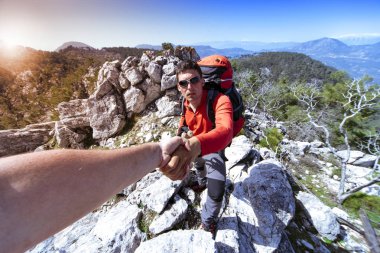 Yardım, destek ve yardım tehlikeli bir durumda.
