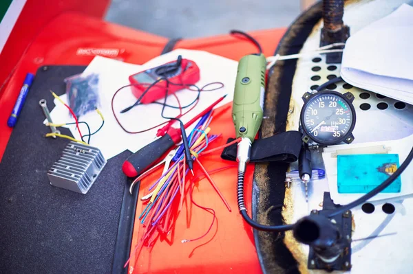 Lugar de trabajo de un electricista durante el servicio técnico de equi — Foto de Stock