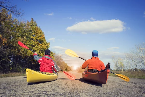 Abenteuer im Kanu an einem sonnigen Tag im Sommer . — Stockfoto