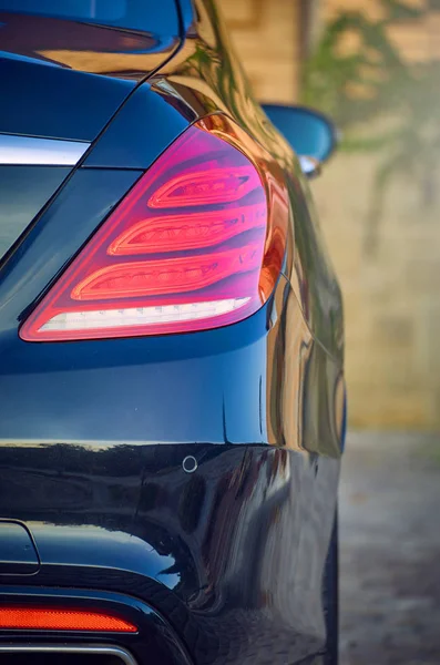 Rear light on a modern black car with reflection. — Stock Photo, Image