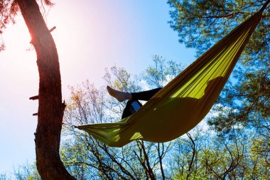 Bisiklete binme sonra bir hamak ormanda kamp.