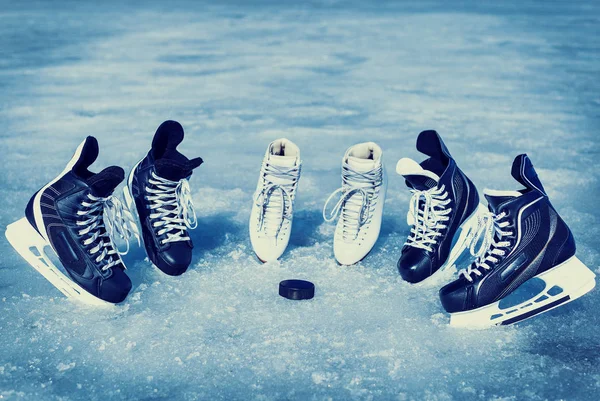 Schaatsen voor de wintersport in de open lucht op het ijs. — Stockfoto