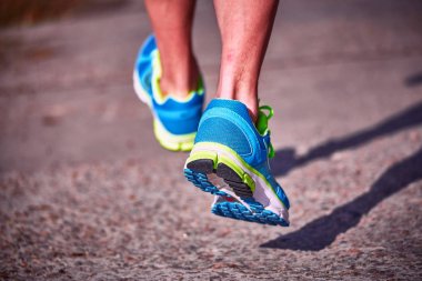 Açık havada spor ayakkabı içinde çalışan closeup atlet ayak.