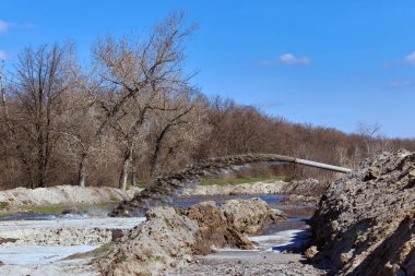 Hidrolik kum çıkarma nehrin dibini.