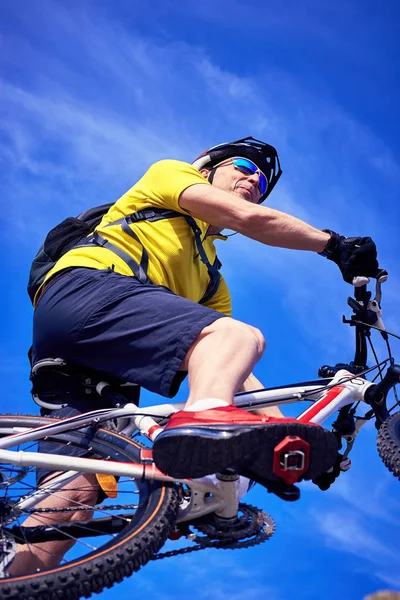 Cyklista, který cestuje v horách v létě za slunečného dne — Stock fotografie