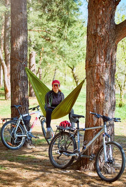 Camping con una hamaca en el bosque después del ciclismo . — Foto de Stock