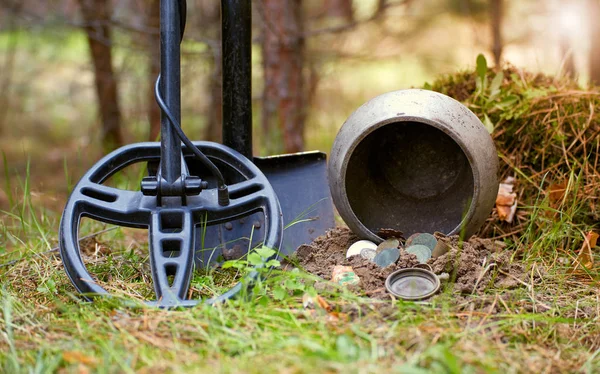 Búsqueda de tesoros con detector de metales y pala . — Foto de Stock