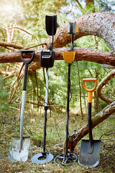 Search for treasure using a metal detector and shovel. — Stock Photo, Image