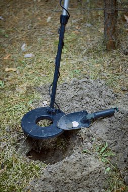 Metal detektör ve kürek kullanarak hazine arayacağız..