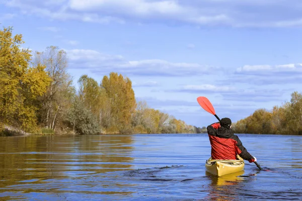 Voyager en kayak sur la rivière par une journée ensoleillée . — Photo