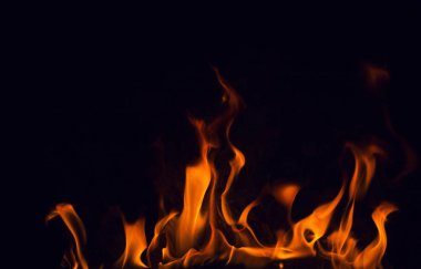 alevler siyah arkaplanda. 