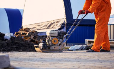 Bloklar üzerinde yol bölümüne yol kaplamaları inşaatı.