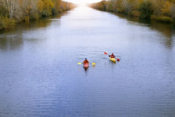 Viajando en kayak por el río en un día soleado . — Foto de Stock