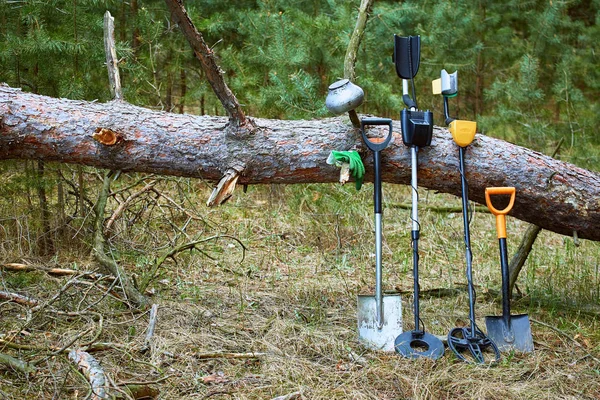 Search for treasure using a metal detector and shovel. — Stock Photo, Image