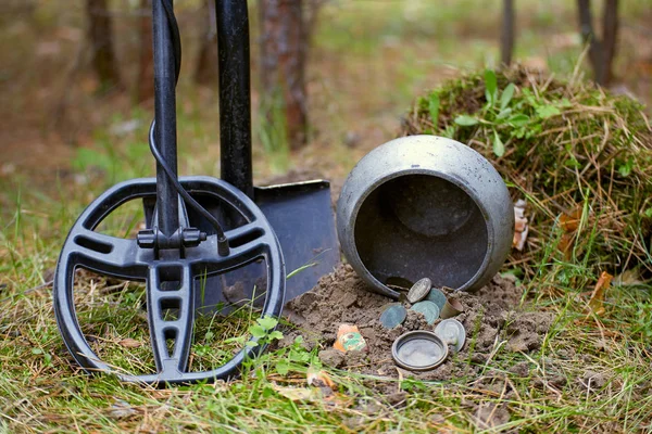 Search for treasure using a metal detector and shovel. — Stock Photo, Image