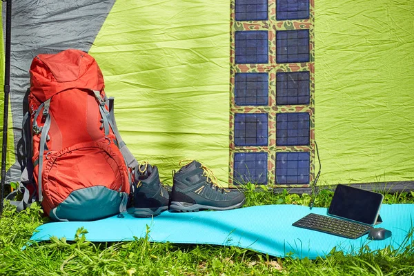 Camping na Polanie w lesie z plecaka i namiot. — Zdjęcie stockowe