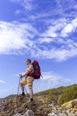 Güneşli bir yaz aylarında dağlarda hiking.