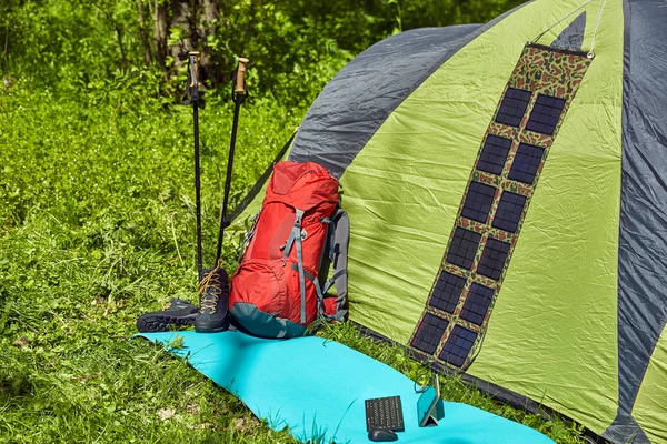 Camping en un claro en el bosque con una mochila y tienda de campaña . — Foto de Stock