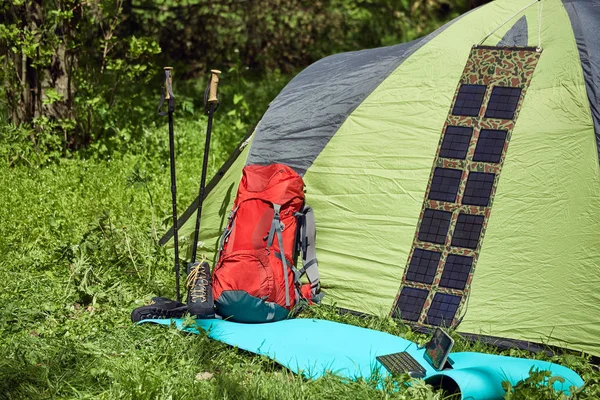 Camping en un claro en el bosque con una mochila y tienda de campaña . — Foto de Stock