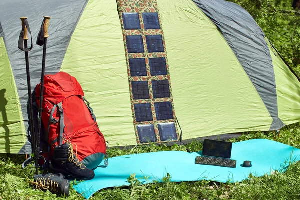 Camping en un claro en el bosque con una mochila y tienda de campaña . — Foto de Stock