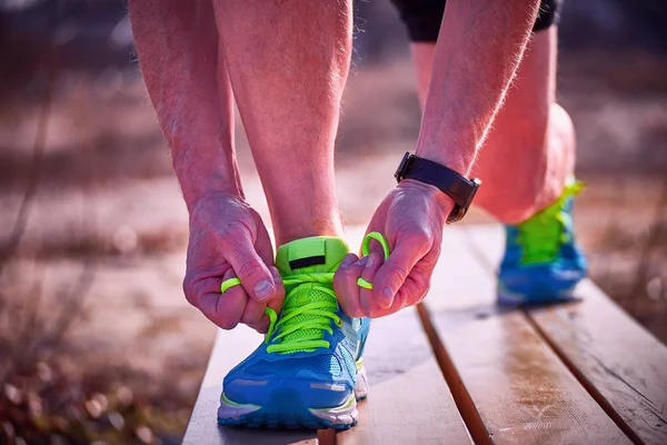 Atar cordones de zapatos en zapatillas durante los deportes al aire libre de clase . — Foto de Stock