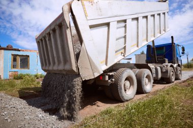 Güneşli bir yolda boşaltma balast.