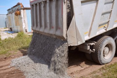 Güneşli bir yolda boşaltma balast.