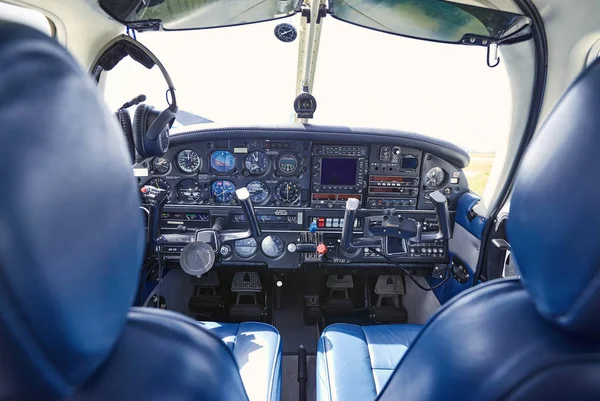 Saloon aircraft with dashboard before departure. — Stock Photo, Image